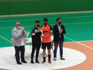 Alan y Nacho recibiendo el trofeo de subcampeones de la Liga Autonómica